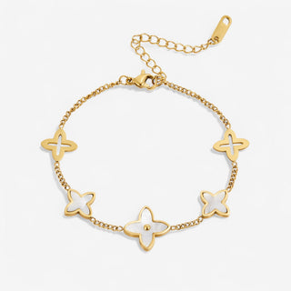 Armband mit weißen Blütenblättern