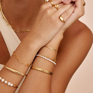 Essentielles strukturiertes Manschettenarmband