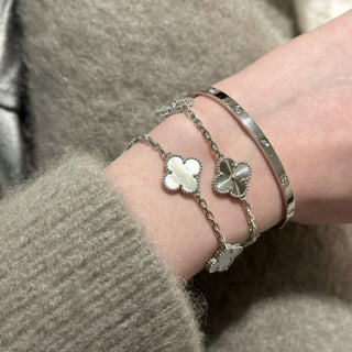 CLOVER - Weißes Silberarmband